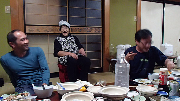 おばちゃんの話を聞きながらの楽しい食事